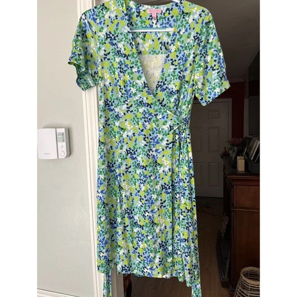 Lilly Pulitzer 100% Silk Wrap Sz 12 Dress Blue Green Print Above Knee 38 Long Lilly Pulitzer 100% Silk Wrap Sz 12 Dress Blue Green Print Above Knee 38 Long